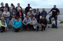 Uczestnicy wycieczki na nadmorskiej promenadzie zdjecie 2