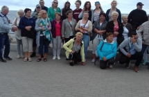 Uczestnicy wycieczka na nadmorskiej promenadzie
