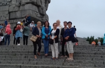 Uczestnicy wycieczki pod pomnikiem Westerplatte