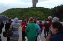 Uczestnicy wycieczki w drodze na Westerplatte.