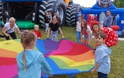 Zabawy na świeżym powietrzy podczas obchodów dnia dziecka