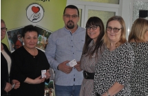 Zarza stwoarzyszenia pozuje warz z nowymi czlonkami