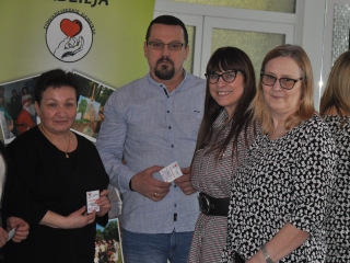 Zarza stwoarzyszenia pozuje warz z nowymi czlonkami