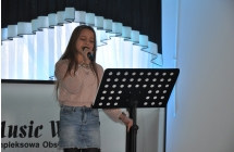 Spiewajaca dziewczynka