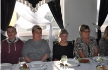 Trzy kobiety i mezczyzna  przy stole