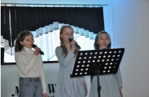 Trzy spiewajace dziewczynki