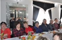 Siedmioro czlonkow i czlonkin stowarzyszenia w trakcie spotkania