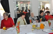 Piec kobiet rozmawia siedzac przy stole