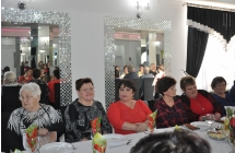 Szesc czlonkin stowarzyszenia przy stole