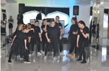 Mlodziezowy zespol taneczny w trakcie wystepu