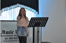 Mloda woklaistka w trakcie wystepu