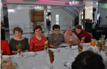 Piec czlonkin stowarzyszenia przy stole