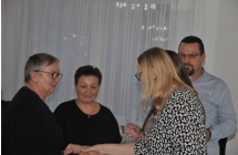 Nowa czlonkini przyjmuje gratulacje od prezes stowarzyszenia
