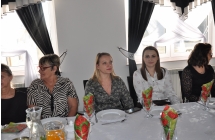 Kobiety siedza przy stole