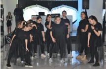 Mlodziezowy zespol taneczny pozuje w czarnych strojach