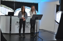 Dwie mlode wokalistki na scenie