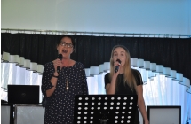 Dwie wokalistki w trakcie wystepu