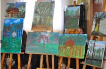 Wystawa kilku pejzazy w pomieszczeniu