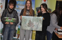 Trzy dziewczyny ze swoimi dzielami