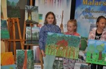 Trzy dziewczynki z obrazami