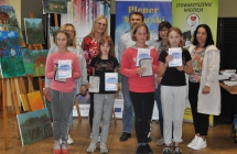 Pozujace cztery dziewczynki z dyplomami