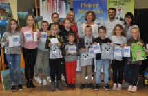 Pamiatkowe zdjecie najmlodszych uczestnikow pleneru