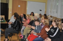 Publicznosc bijaca brawo