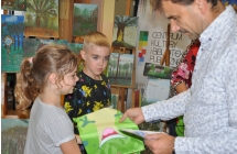 Mezczyzna wreczajacy dziewczynce upominek