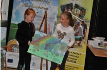 Obraz trzymany przez dwie dziewczynki