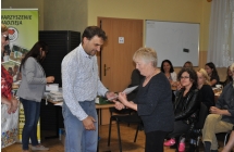 Mezczyzna wreczajacy dyplom kobiecie