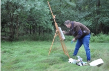 Pochylony ku sztaludze mezczyzna na tle lasu