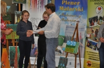 Mezczyzna usciskajacy dlon dziewczynce