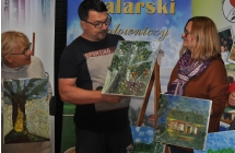 Mezczyzna patrzacy na swoj obraz