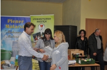 Mezczyzna usciskujacy dlon zadowolonej kobiecie