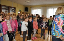 Grupa dzieci na korytarzu