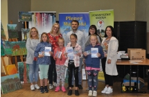 Grupa mlodych dziewczyn i doroslych dumnie pozujacych do fotografii