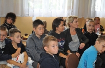 Grupa dzieci i doroslych na sali