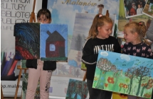 Dziewczynka z grzywka z dwoma oryginalnymi obrazami