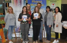 Dziewczynki z czterema kobietami i mezczyzna