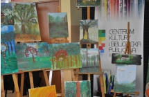 Ekspozycja obrazow glownie przedstawiajacych drzewa