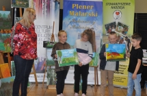 Kobieta i czworka dzieci z obrazami