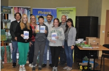 Grupa doroslych osob z trojka dzieci