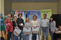 Grupa dorosluch mezczyzn i kobiet pozujacych do zdjecia