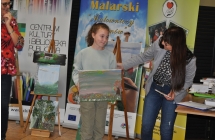 Dziewczynka trzymajaca pejzaz