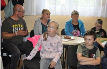 Dziewczynka i chlopiec patrzacy w tym samym klierunku