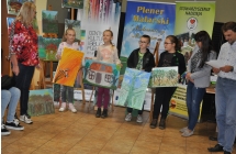 Dzieci trzymajace obrazy