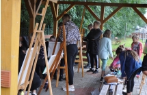 Dzieci malujace obrazy pod zadaszeniem