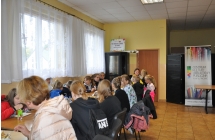 Dzieci siedzace przy stole spozywajace posilek