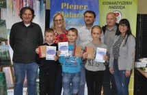 Dzieci z upominkami i dyplomami