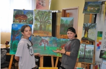 Dwie usmiechniete dziewczynki prezentujace wystawe